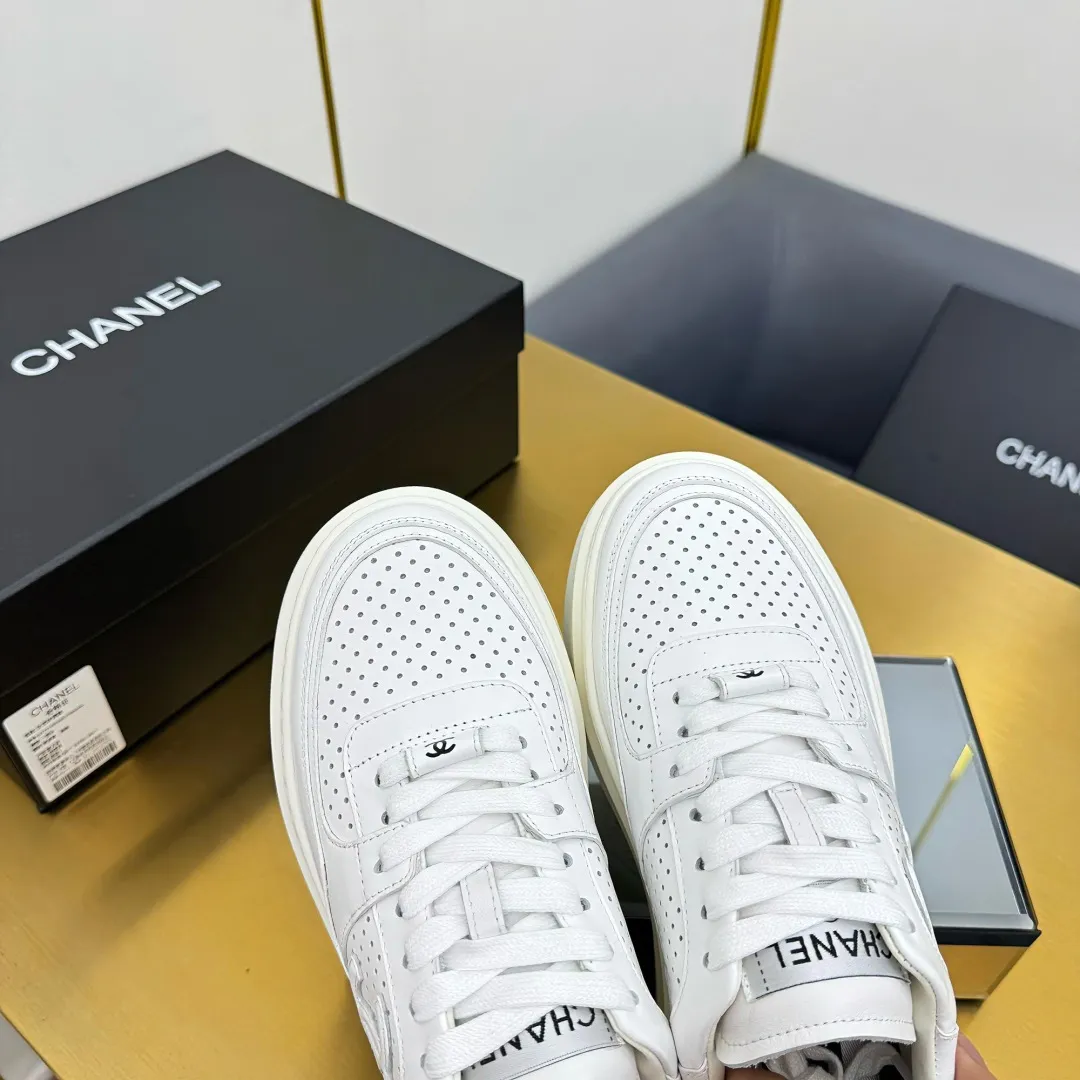 👟👟Ex-factory price 600👟👟 Upgraded version, upgraded version, upgraded version! No rebuttal accepted! ! ! ! Chanel Chanel panda shoes! 2025 counter's top casual sports shoes. This classic design; the upper is electro-embroidered with a variety of techniques; the outsole is fashionable and sporty; the unusual inclusion of a variety of color matching elements... The diversified mix and match is very good-looking and versatile, and can be used for leisure, fashion, sports, and outdoor... ꫛꫀꪝ Go➫ Materials: ❶Upper made of: original imported first-layer silk cowhide + original waterproof cloth + original first-layer cowhide ❷Inner lining: Original Yangli+Net ❸Outsole based on: Original TPU combination outsole Counter boutique packaging complete set for women 35–41 👉 👉